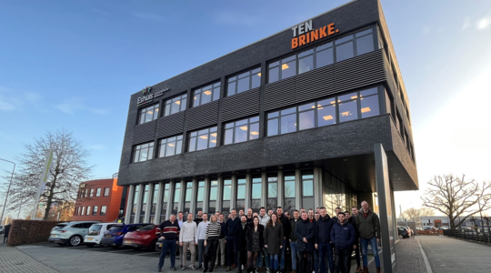 Het Ten Brinke team voor het pand aan de Twentepoort Oost 14 in Almelo